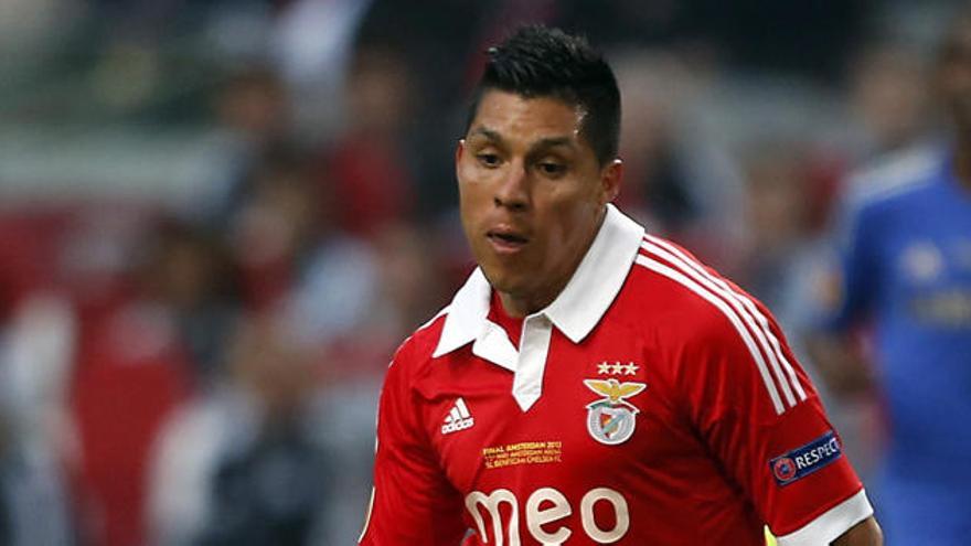 Enzo Pérez presiona al Benfica