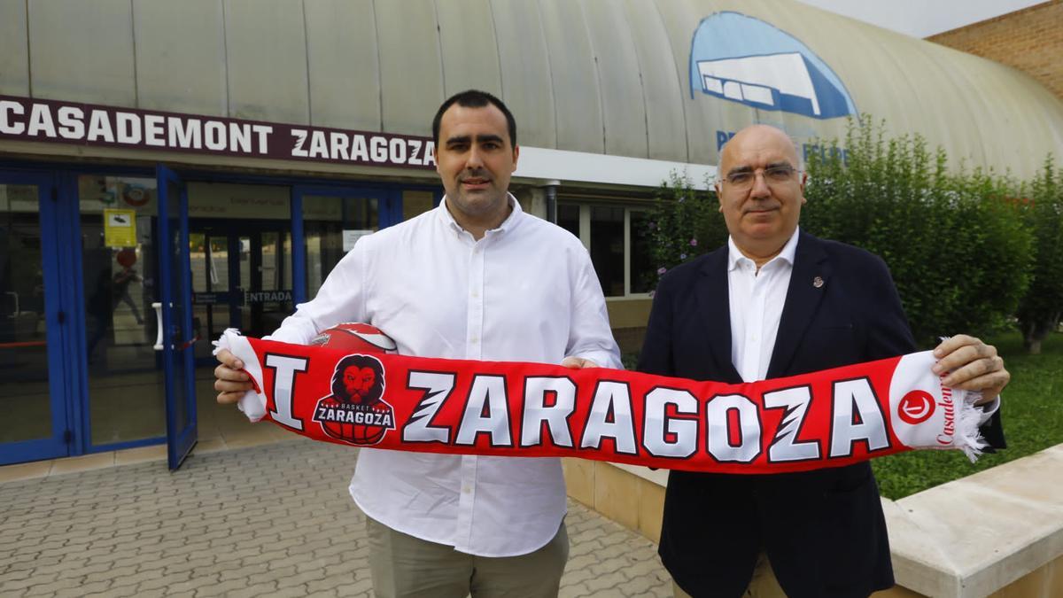 Jorge Aguarón y José Antonio Artigas, en la puerta del pabellón Príncipe Felipe.