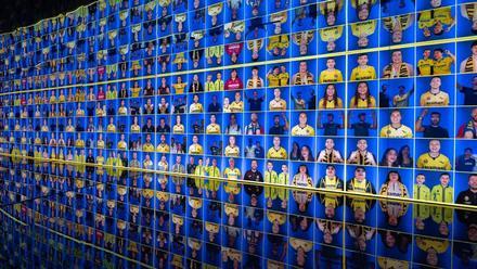 Una pantalla gigante repleta de aficionados, uno de los atractivos de Inmersión Villarreal