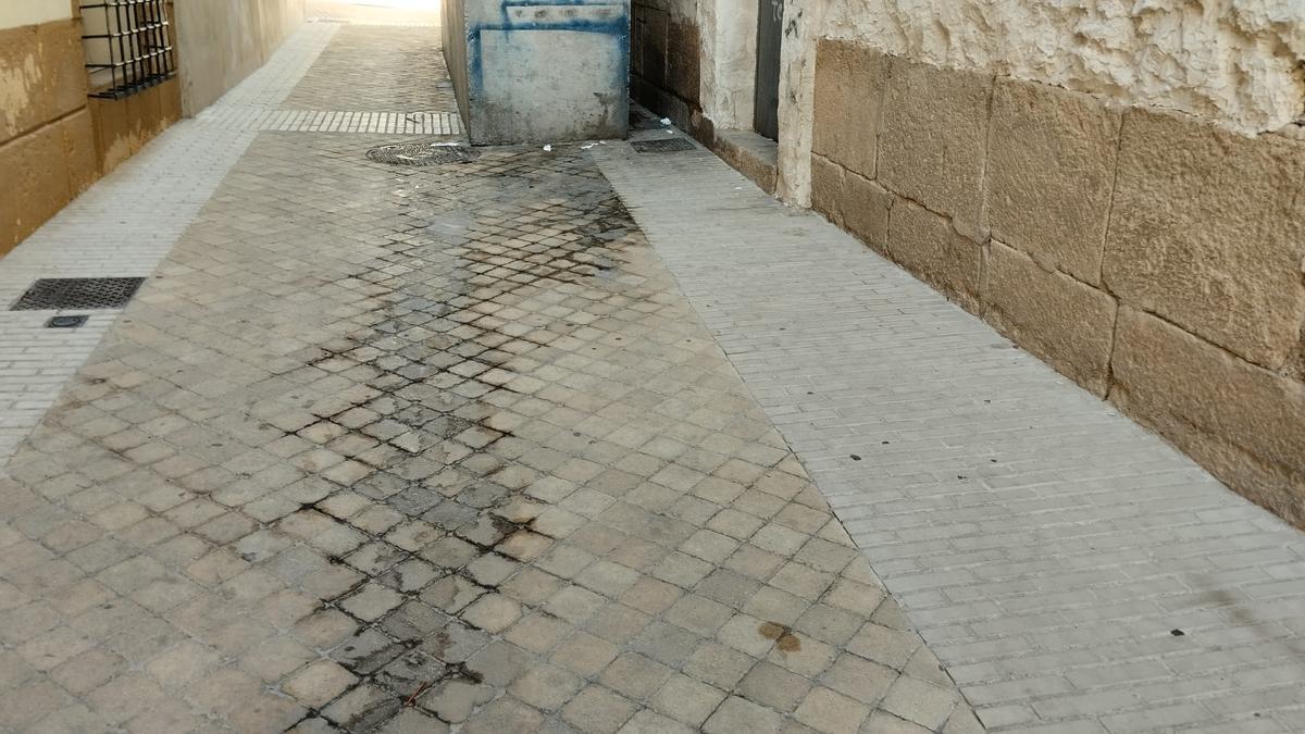 Parte de la calle Núñez de Arce, tras el fin de semana.