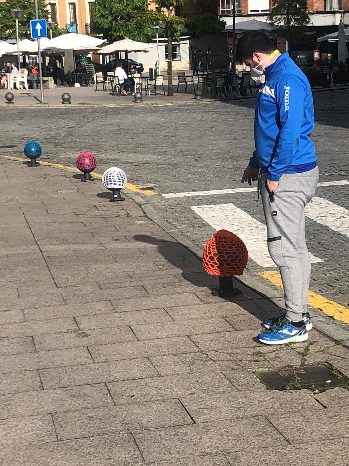 Sorpresa en Les Campes: amanece con decoración de ganchillo en bolardos, plazas y estatuas