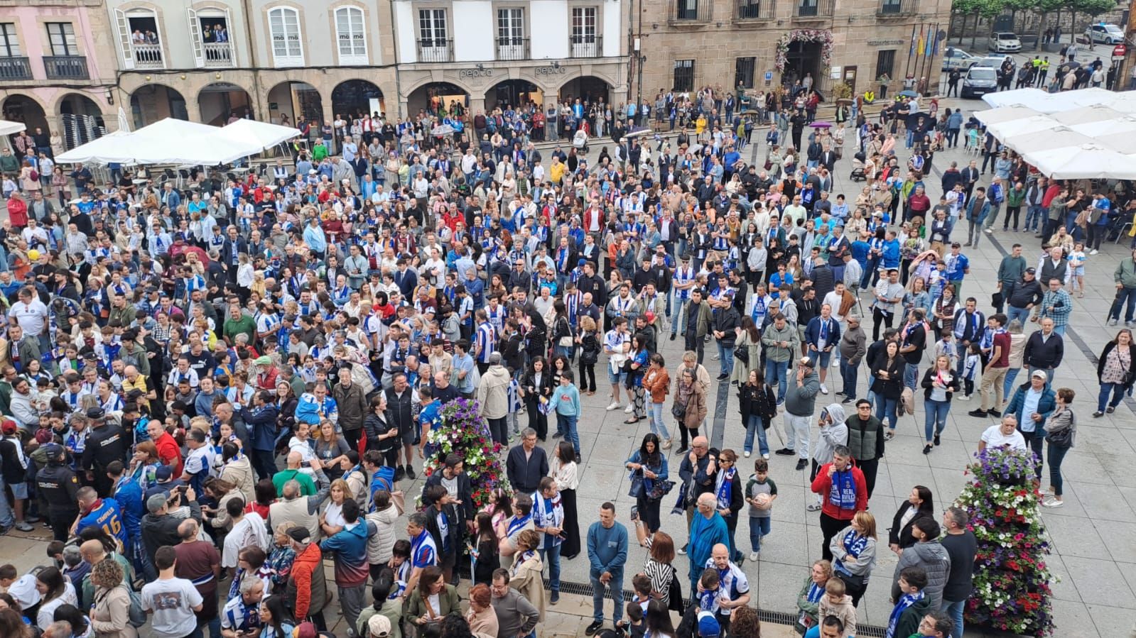 EN IMÁGENES: Así fue el recibimiento de los jugadores del Real Avilés en el Ayuntamiento