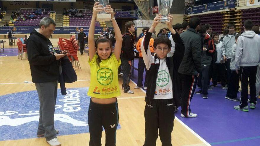 Los dos cartameños, con sus trofeos.