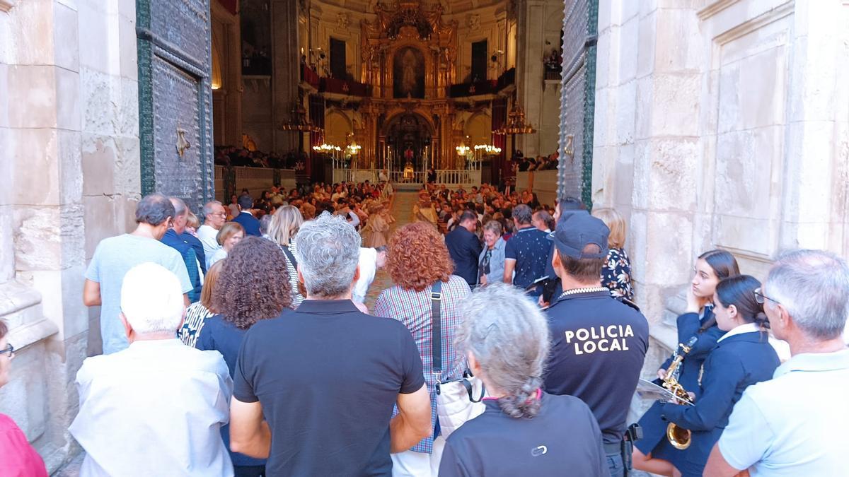 Espectadores desde fuera del templo