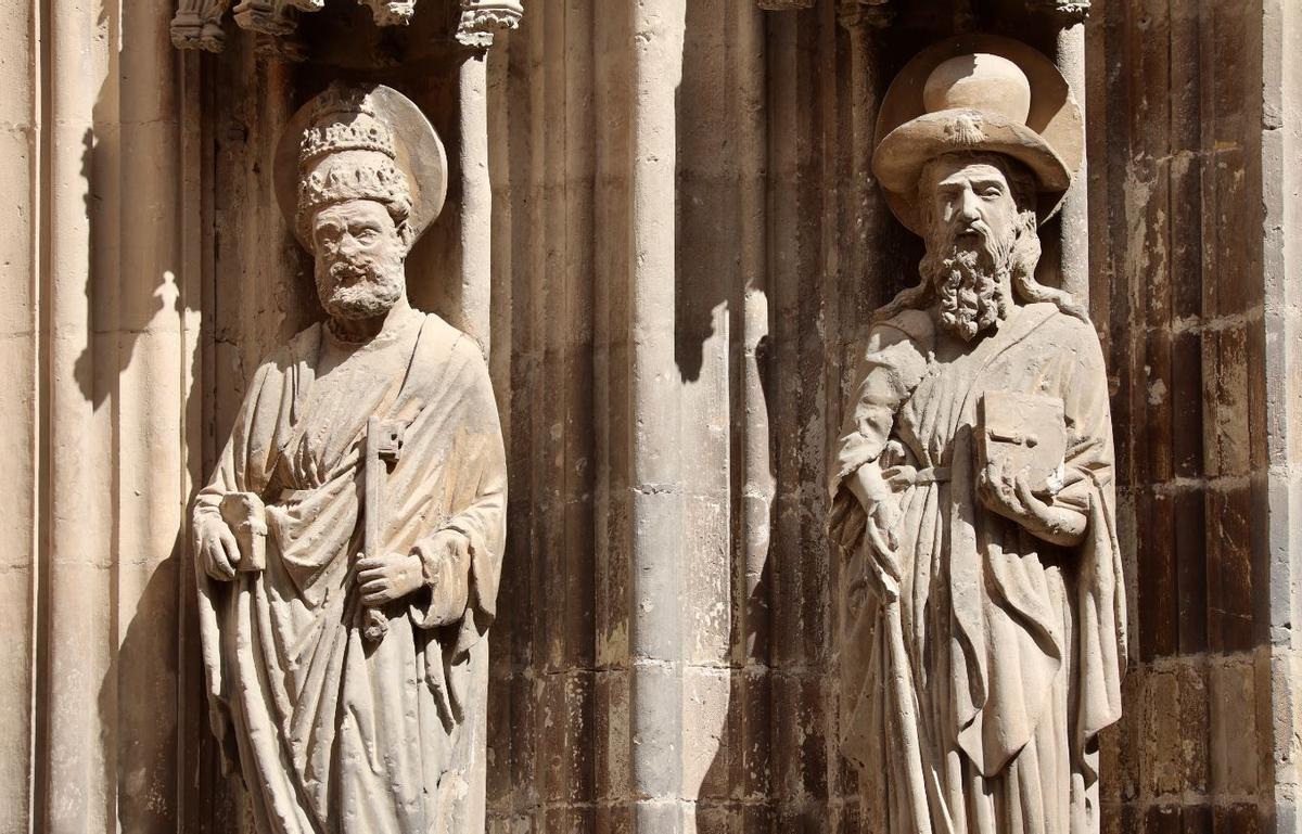 San Pedro y Santiago, dos de las figuras talladas en la puerta: son los que menos daños presentan.