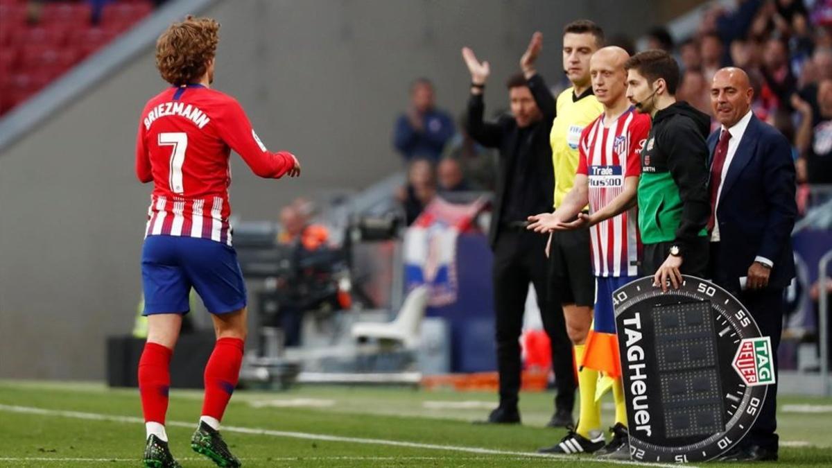 Griezmann se marcha del campo durante el partido Atlético-Celta.