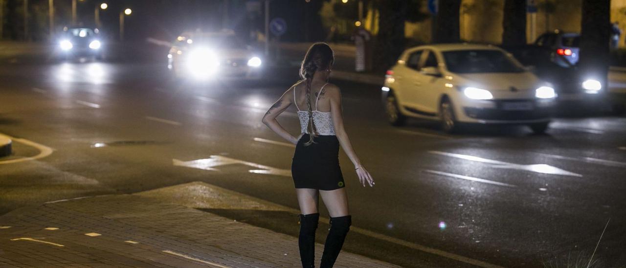 Una jove exercint la prostitució en una fotografia d’arxiu