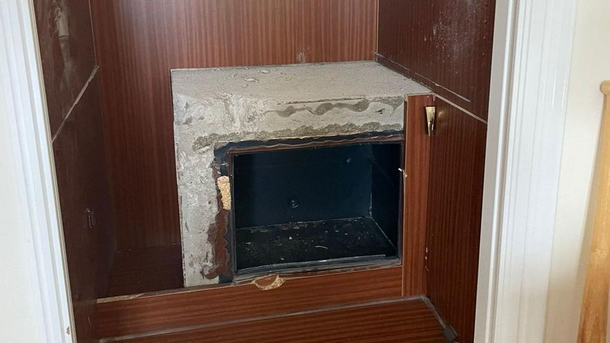 Caja fuerte reventada en una de las viviendas de Fermoselle en la que actuaron los ladrones.  | CEDIDA