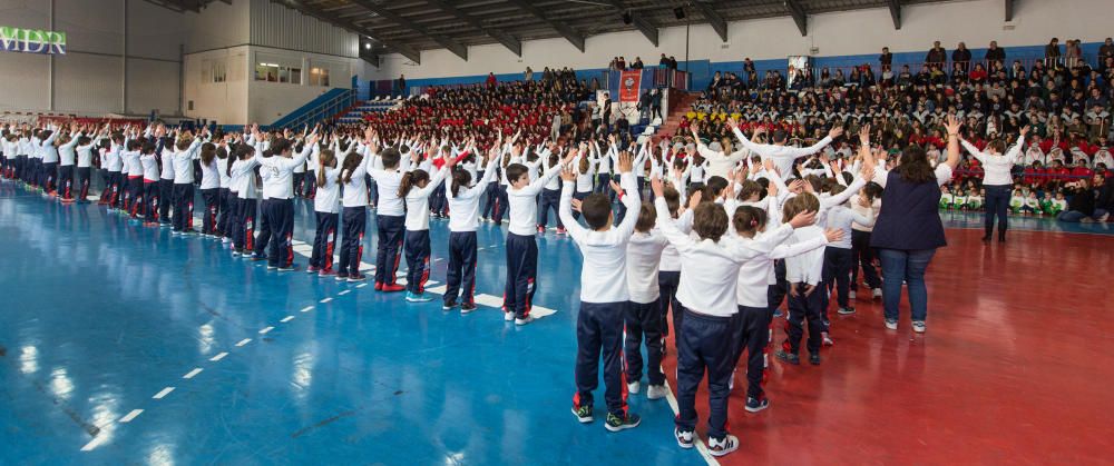 Multitudinario mosaico por la paz en el colegio Agustinos de Alicante