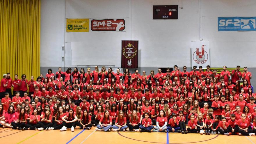 El Club Voleibol de Xàtiva recuerda a Juan Párraga y rinde homenaje a Pilar Larriba Sala