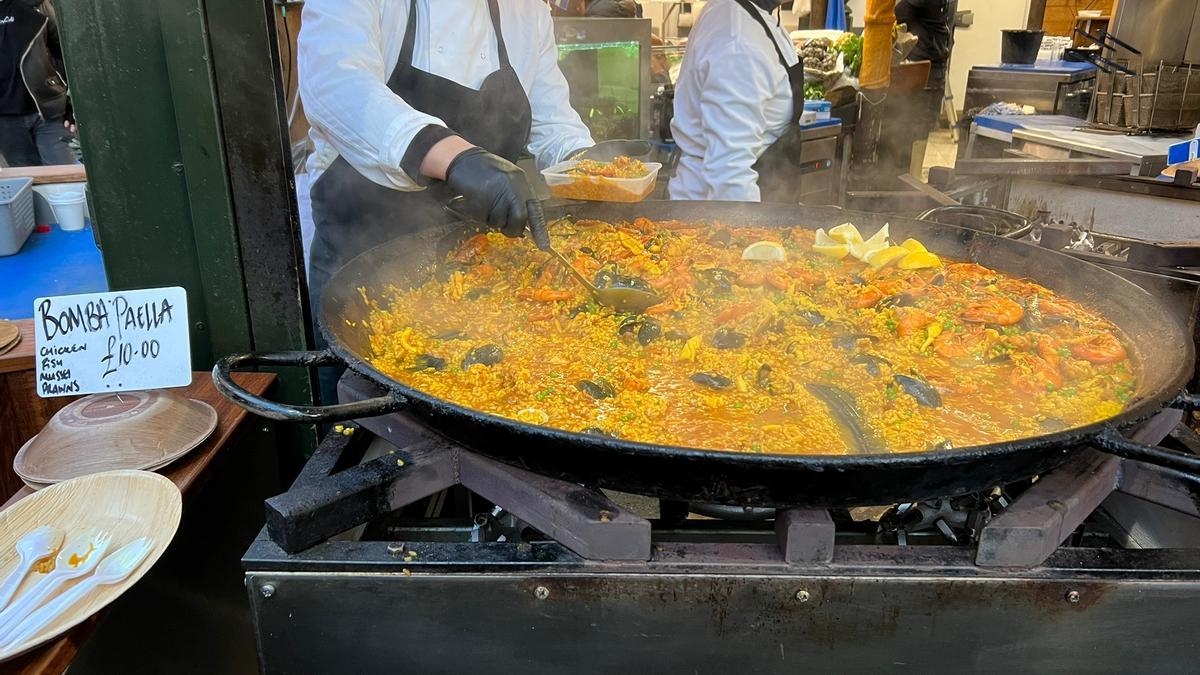 La paella que se vende para llevar en Borough Market (Londres)