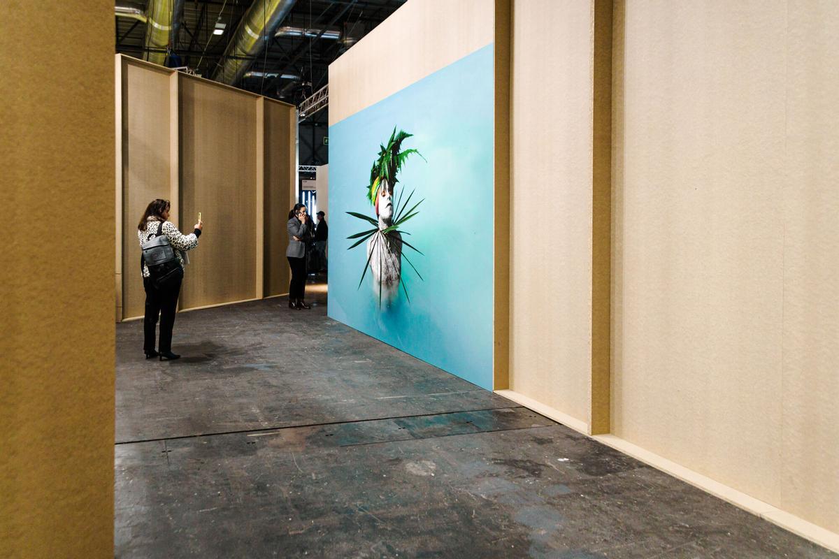 Una mujer fotografía una obra en la feria ARCO Madrid 2025. Una mujer fotografía una obra en la feria ARCO Madrid 2025.