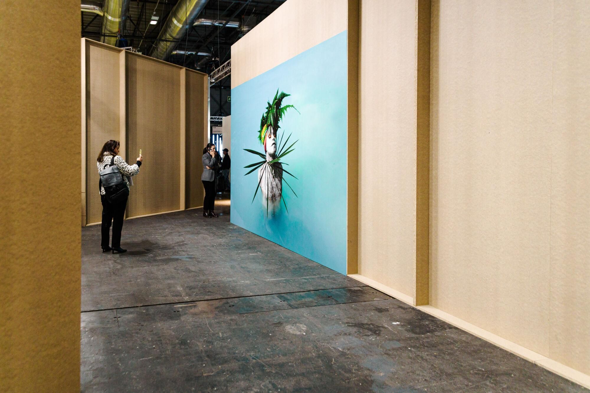 Una mujer fotografía una obra en la feria ARCO Madrid 2025, en IFEMA Madrid, a 5 de marzo de 2025, en Madrid (España). Este año se celebra la 44ª edición con el Amazonas como proyecto central. El programa comisariado por Denilson Baniwa y María Wills, en colaboración con el Institute for Postnatural Studies, Wametisé: ideas para un amazofuturismo, reflexiona sobre nuevos modos de creación que representan existencias híbridas entre cuerpos humanos, vegetales, físicos y metafísicos. 05 MARZO 2025;ARCO;ARTE;CULTURA Carlos Luján / Europa Press 05/03/2025. Carlos Luján;