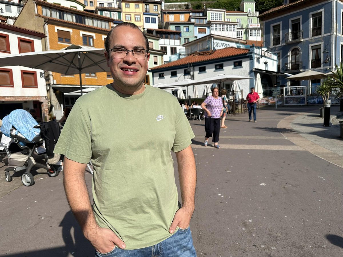 Juan Luis Fernández, con el icónico anfiteatro de Cudillero al fondo.