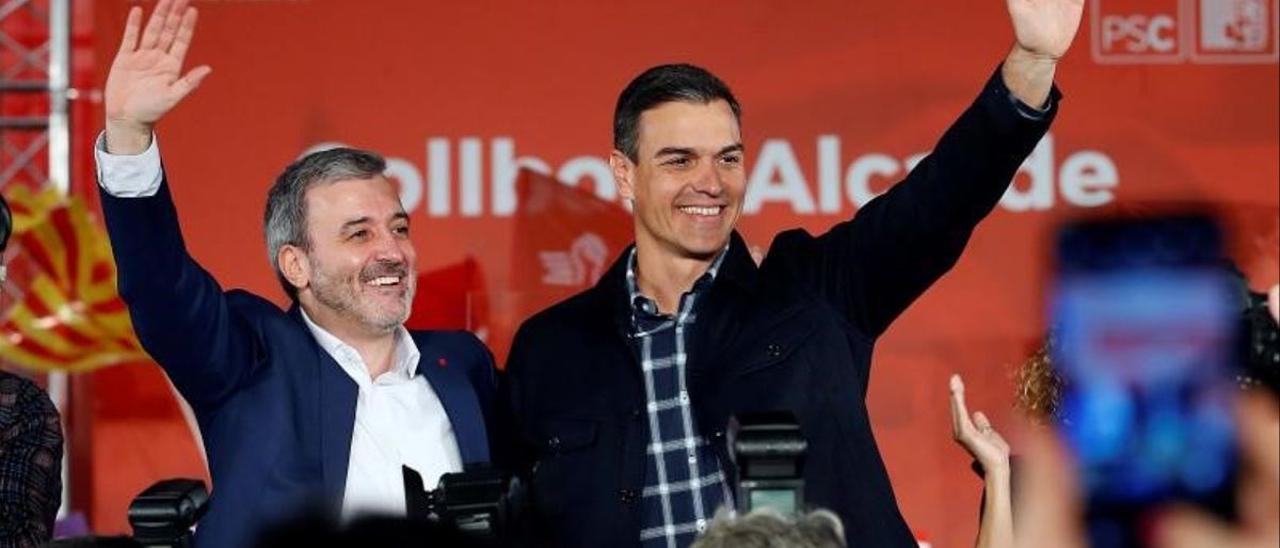 El secretario general del PSOE y presidente del Gobierno, Pedro Sánchez, junto al entonces candidato del PSC a la alcaldía de Barcelona, Jaume Collboni, el 12 de enero de 2019 en la capital catalana.