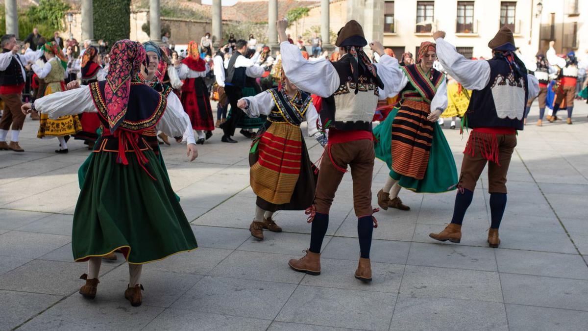 Integrantes de Doña Urraca bailan en la plaza de la Catedral. | Ana Burrieza