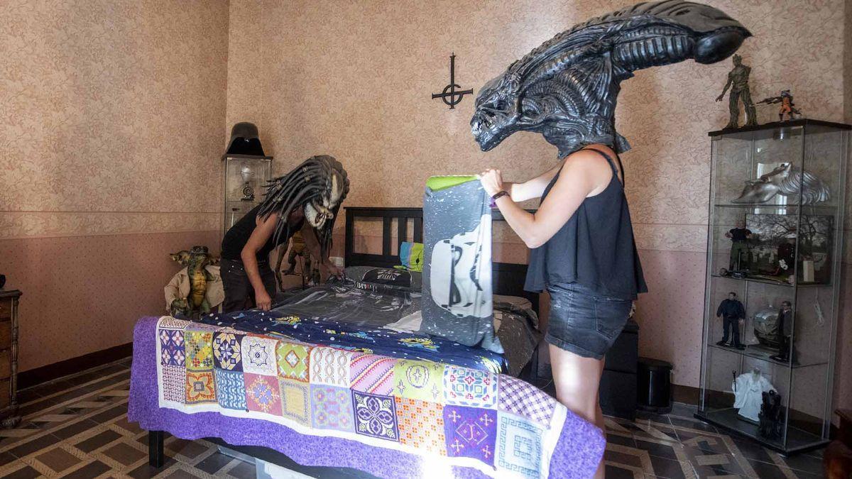 Esta familia comparte piso con tres Terminators.