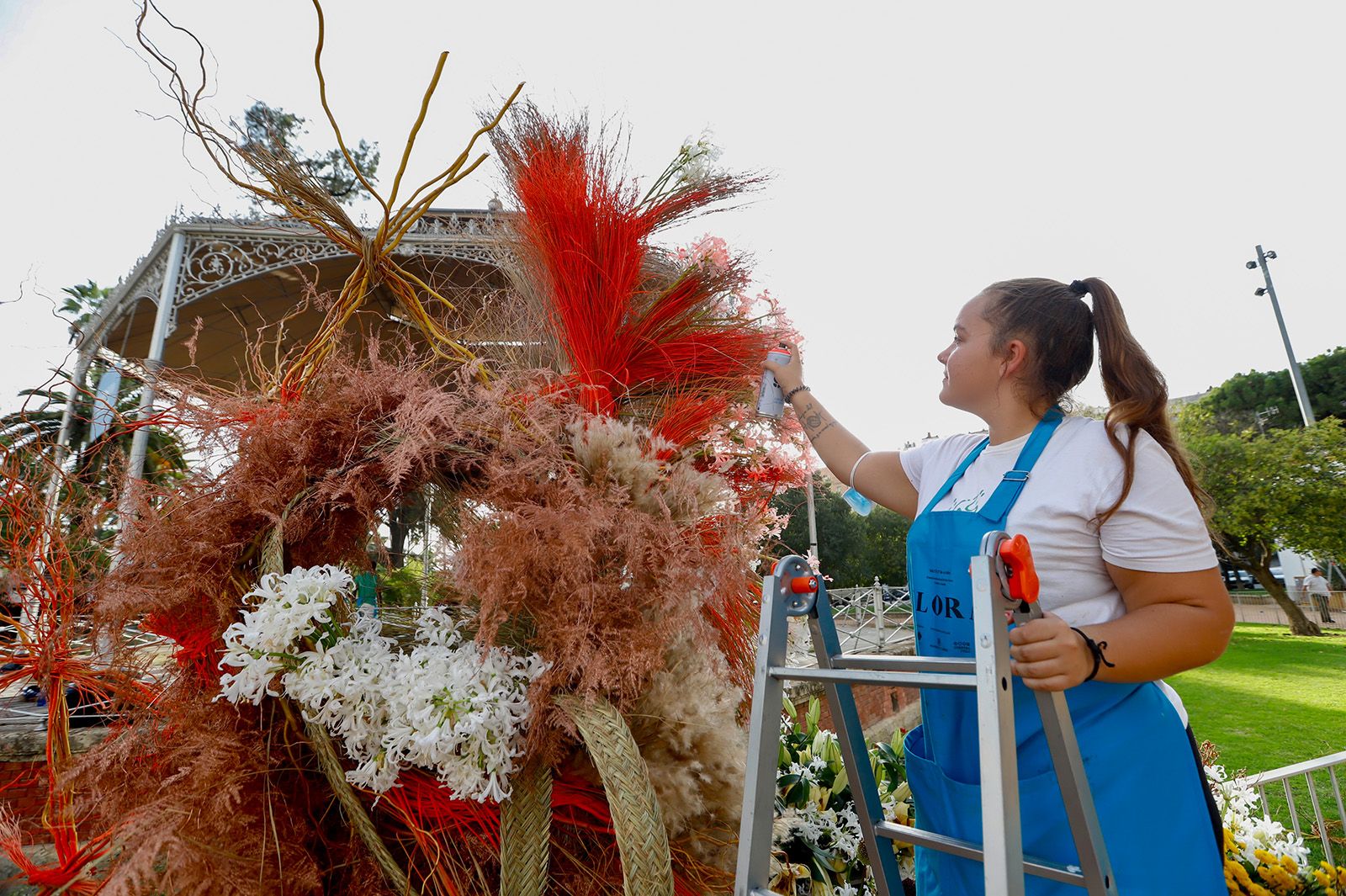 Flora se despide con la tradicional guerrilla floral y una performance de Carvento