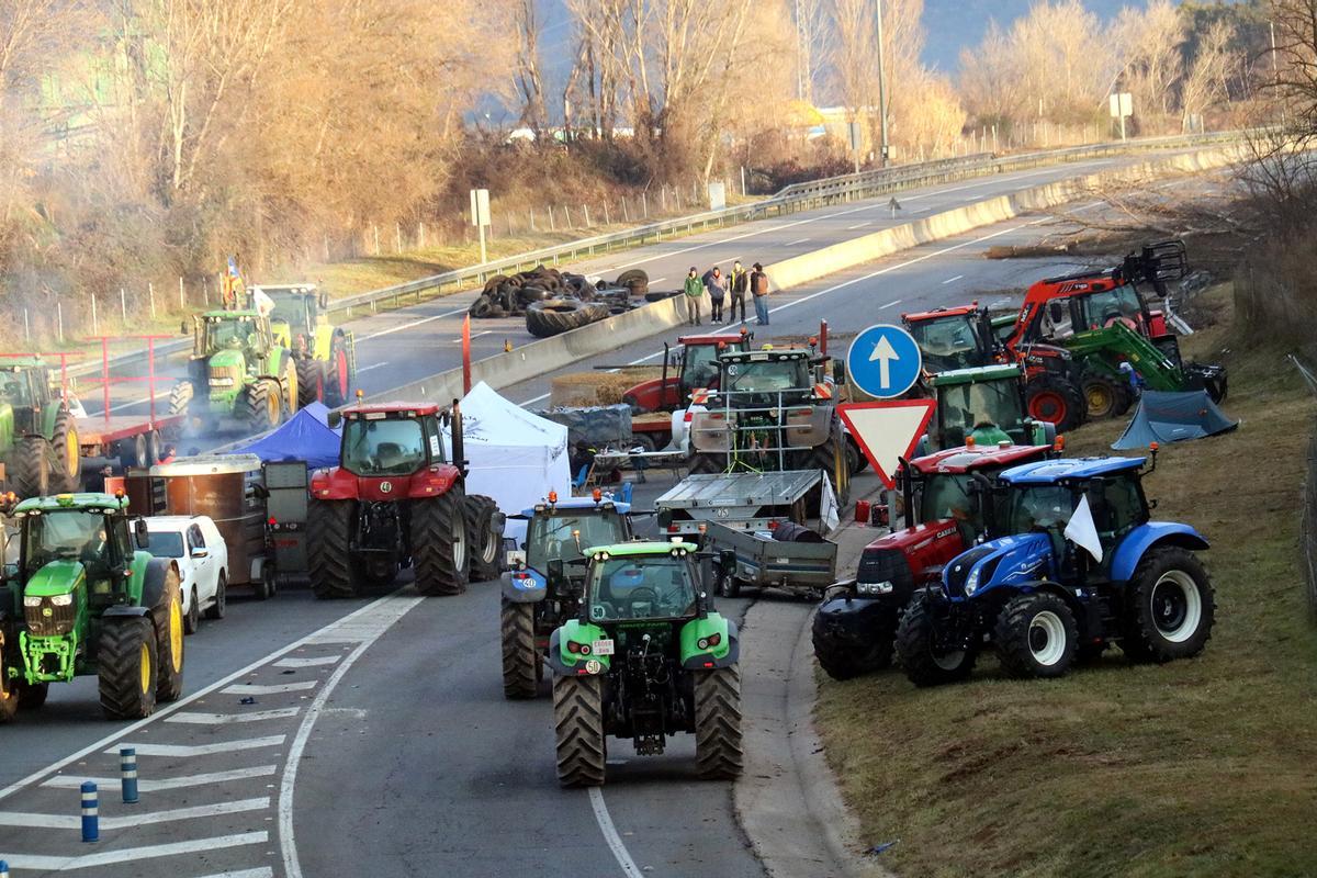 Los agricultores de la Catalunya central cortan la C-16 para protestar contra el acuerdo de la UE y Mercosur