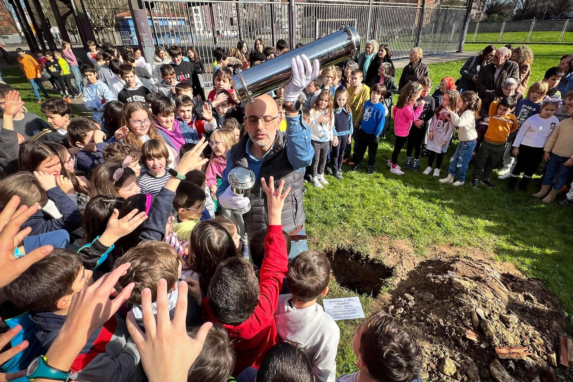 Así enterraron en el colegio de Gijón Atalía su cápsula del tiempo (en imágenes)