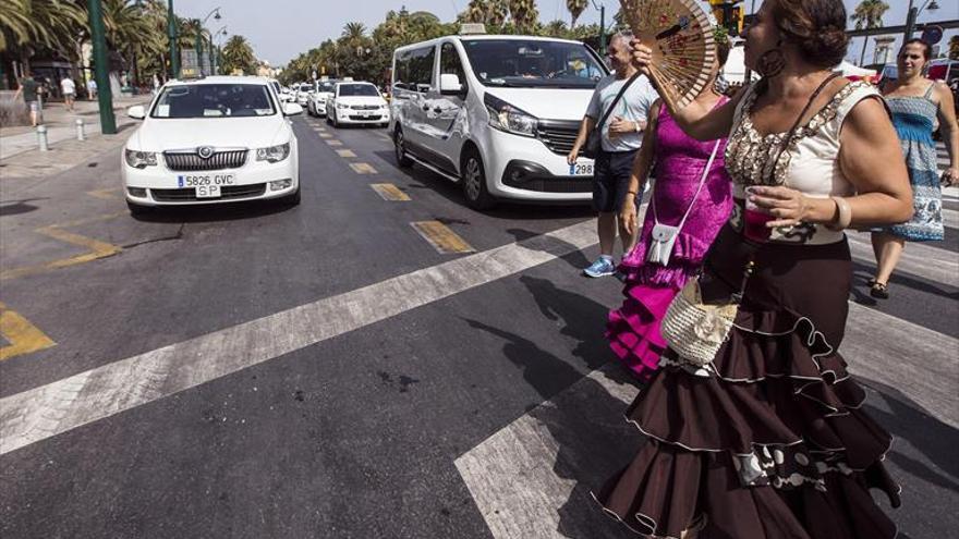 Unos 400 taxis colapsan el centro de Málaga en otra jornada de protesta