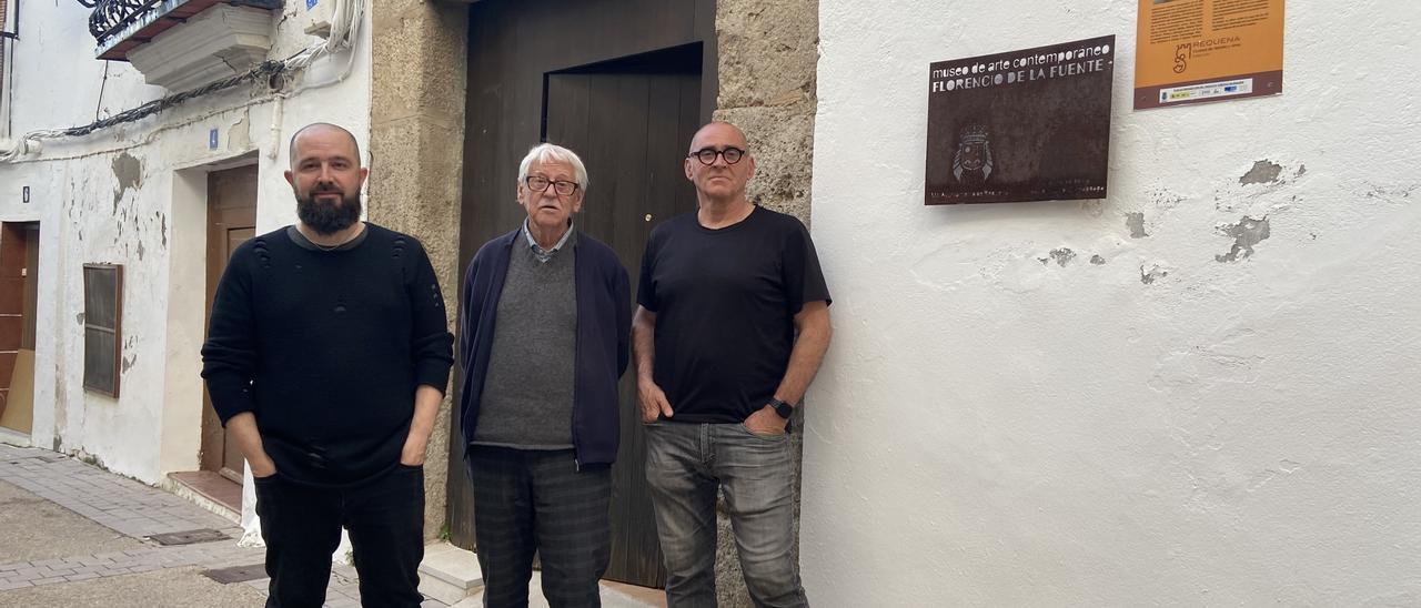 Los tres artistas, en la entrada del museo