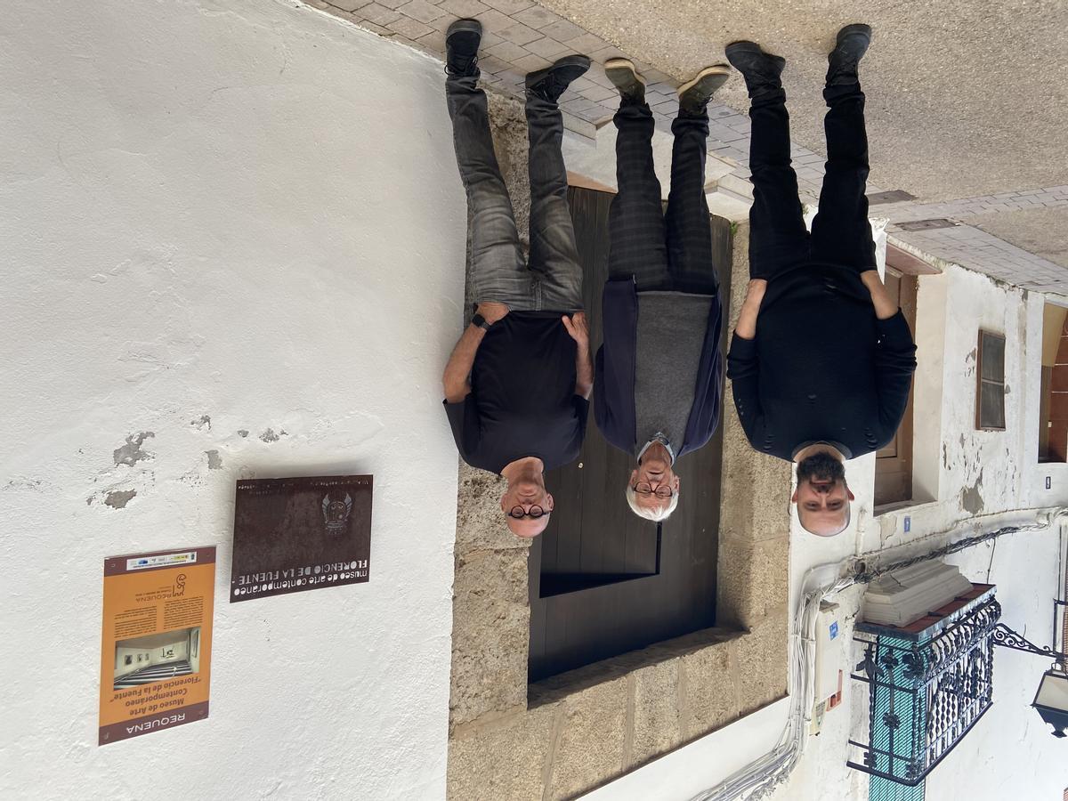 Los tres artistas, en la entrada del museo