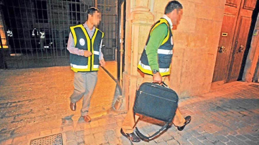 Dos guardias civiles salen el viernes de la casa de Jaume Matas en la calle Sant Felio.