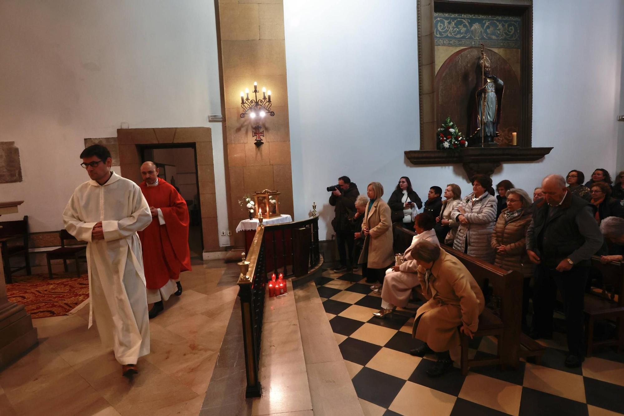 El monasterio de Las Pelayas celebra San Blas con cuatro misas y vendiendo sus tradicionales rosquillas.