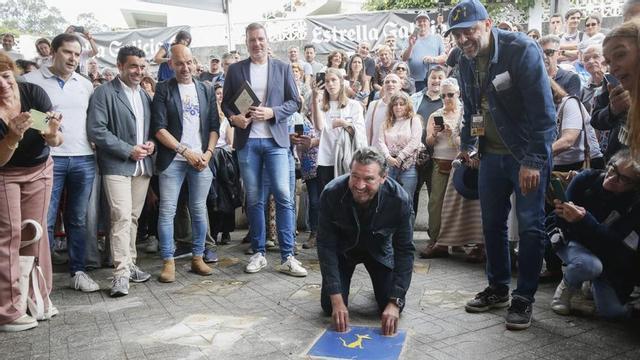 Momento en el que Julio Medem coloca su estrella en el torreiro.
