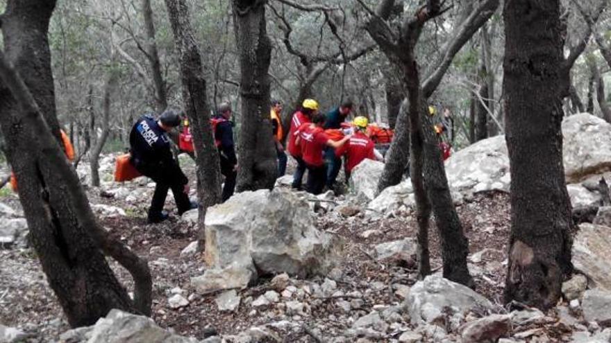 La mujer fue trasladada a peso en una camilla en mitad del bosque.