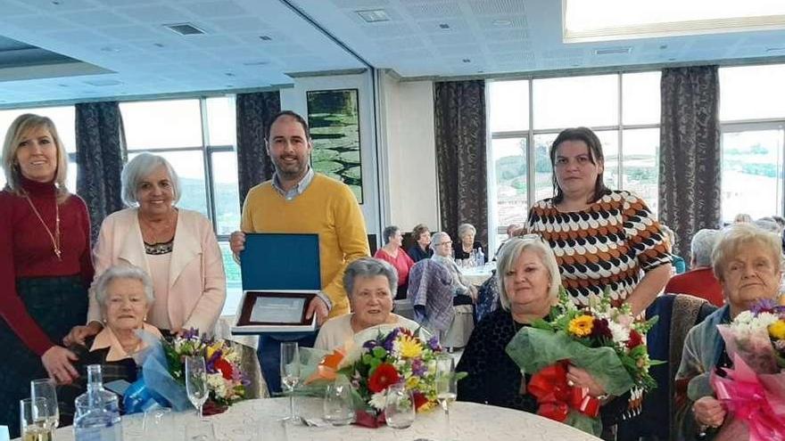 Sentadas, Pura, Ángeles, Gema y Maruja Valdés; de pie, la abogada de la mujer de la Mancomunidad, Lydia Medero, Valle Iturrate, David Álvarez y Sonia Álvarez, durante el homenaje.