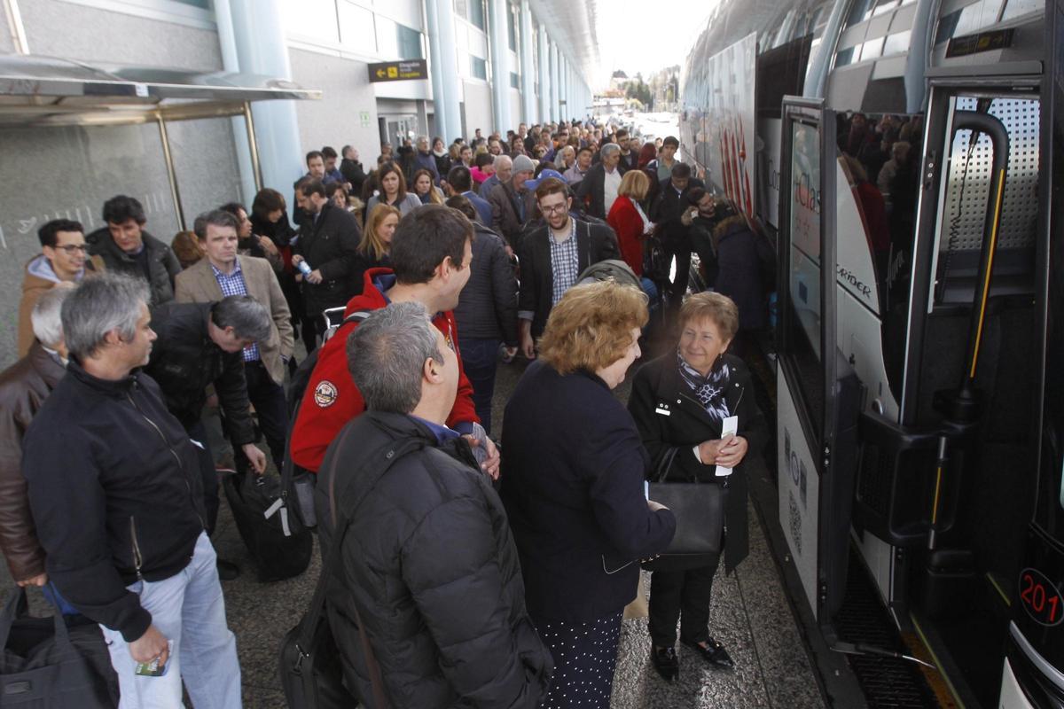 Pasajeros del aeropuerto de Peinador embarcan en autobuses fletados en una imagen de archivo