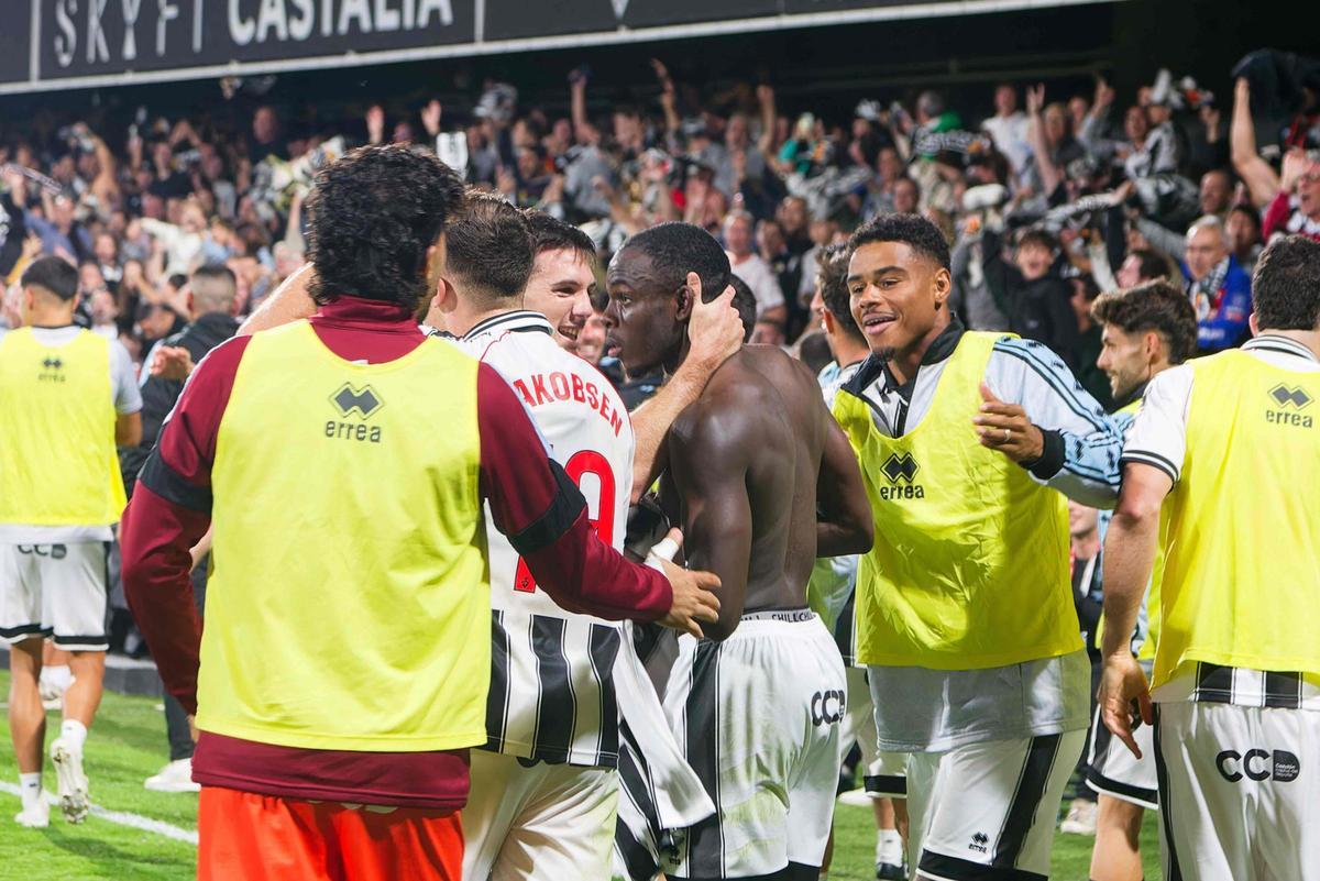 Amir, Jakobsen, Sienra y Douglas Aurélio felicitan a Marco Doué tras el gol de la victoria en el minuto 99.