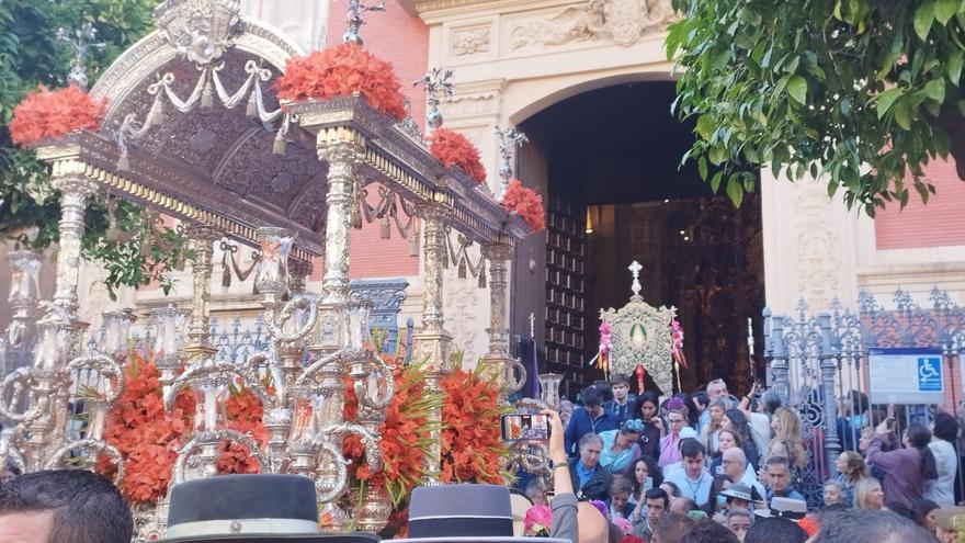 La Hermandad del Rocío de Sevilla sale de la Iglesia del Salvador para comenzar su peregrinación a Almonte