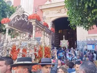 La Hermandad del Rocío de Sevilla sale de la Iglesia del Salvador para comenzar su peregrinación a Almonte