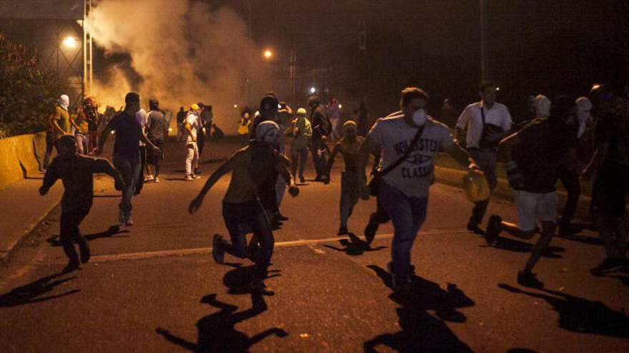 Al menos 35 muertos en las protestas contra el régimen de Maduro