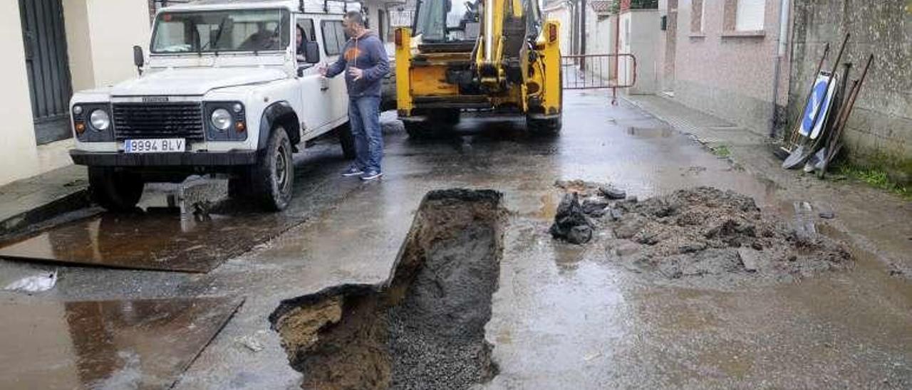 Reparación de una canalización de saneamiento en Sobrán. // N. P.