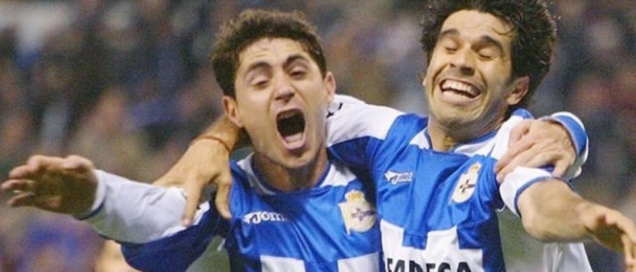 Valerón, en 2004, celebra con Víctor, ahora técnico del Dépor, el 2-0 al Milán, obra del mediapunta isleño.