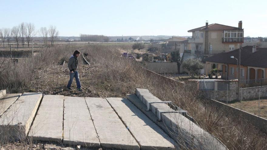 Vias de la Ruta de la Plata levantadas en la calle Cañizal, en Pinilla, para ampliar el puente.