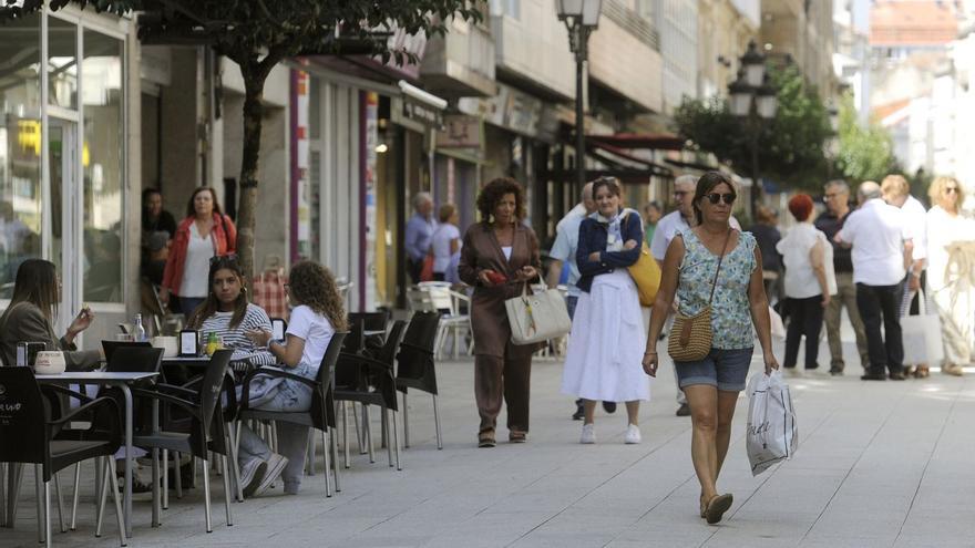 Terraceo y paseo conviven ahora en la zona peatonal de A Estrada.   | // BERNABÉ/JAVIER LALÍN