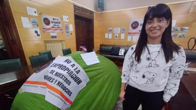 Verónica Núñez, junto a la tienda de campaña instalada en el salón de pleno del Ayuntamiento. | M. Á. G.
