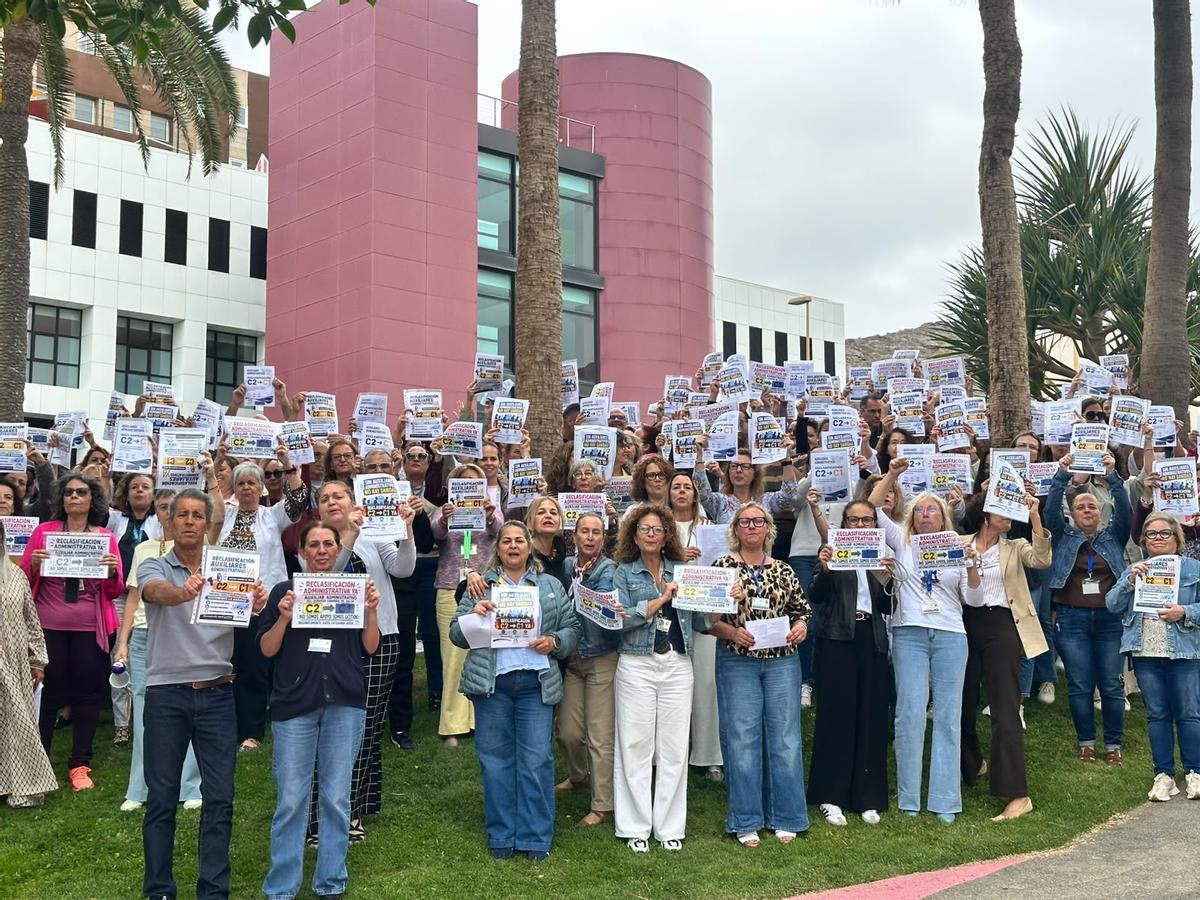 Los Auxiliares Administrativos del Servicio Canario de Salud exigen su reclasificación inmediata al Grupo C1