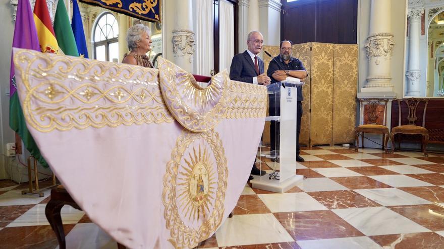 Málaga presenta el Capote de Paseo que recibirá Roca Rey a la mejor faena de 2022