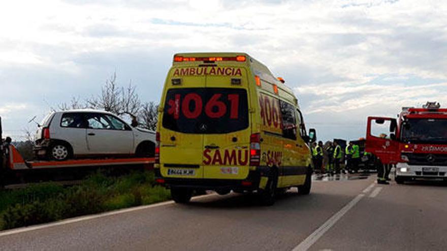 Einsatzkräfte am Unfallort.