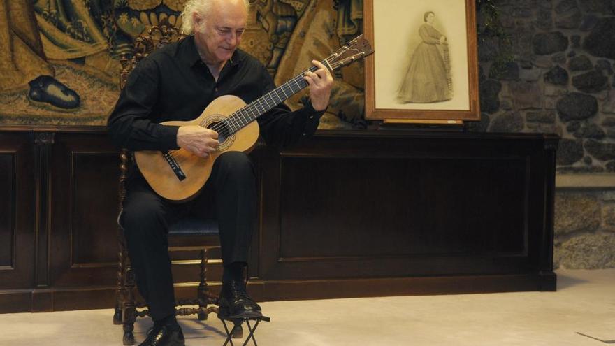 Amancio Prada durante un actuación en la Real Academia Galega.