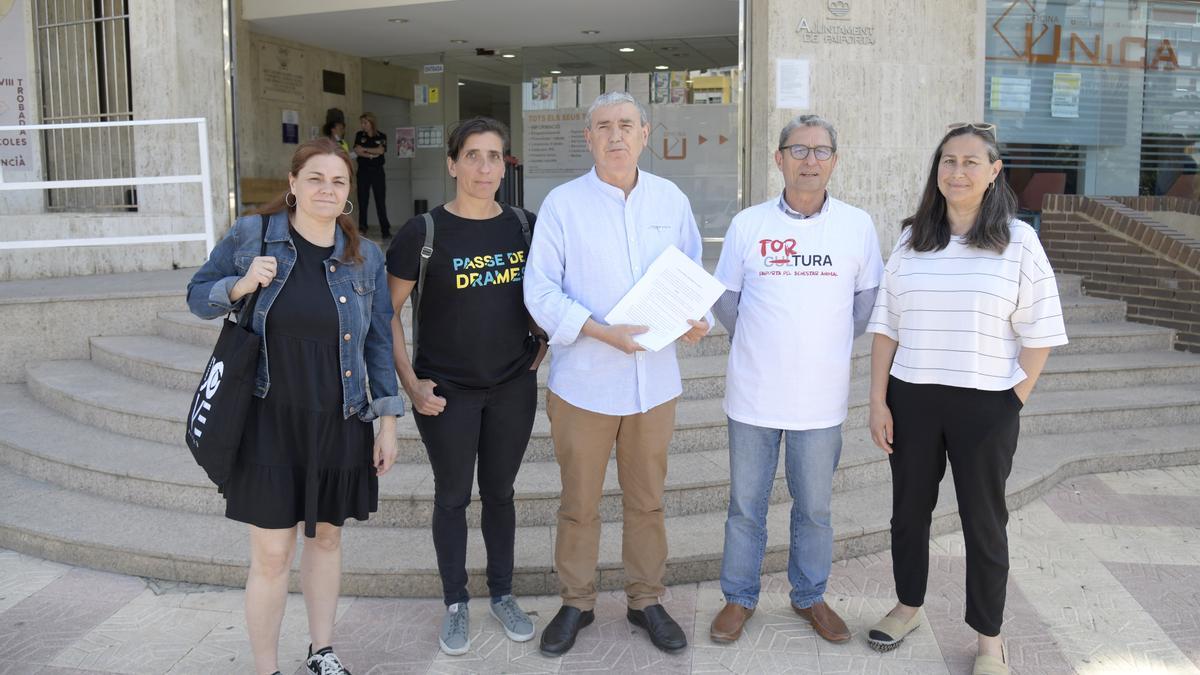 Los concejales de Compromís en la puerta del ayuntamiento de Paiporta donde han presentado el recurso.