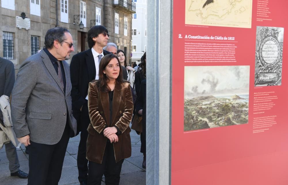 La alcaldesa Inés Rey ha descubierto una placa conmemorativa en la plaza de la Constitución en recuerdo del 200 aniversario de la revolución de 1820, en la que A Coruña fue protagonista.