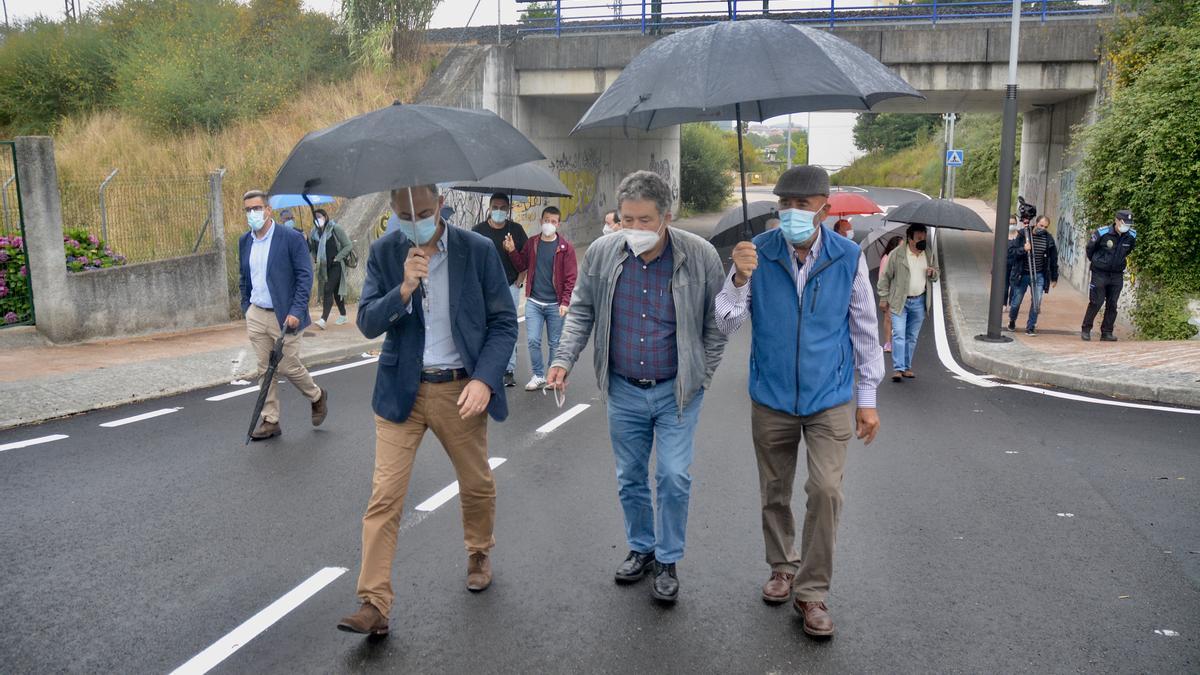 Visita al nuevo vial del alcalde y los concelleiros esta mañana