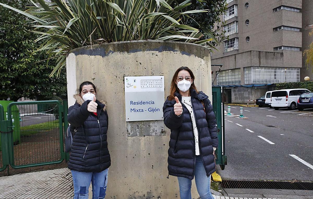 Marián Llera y Cristina Álvarez, cuidadoras de la Mixta de Gijón, esperando para vacunarse. | Ángel González